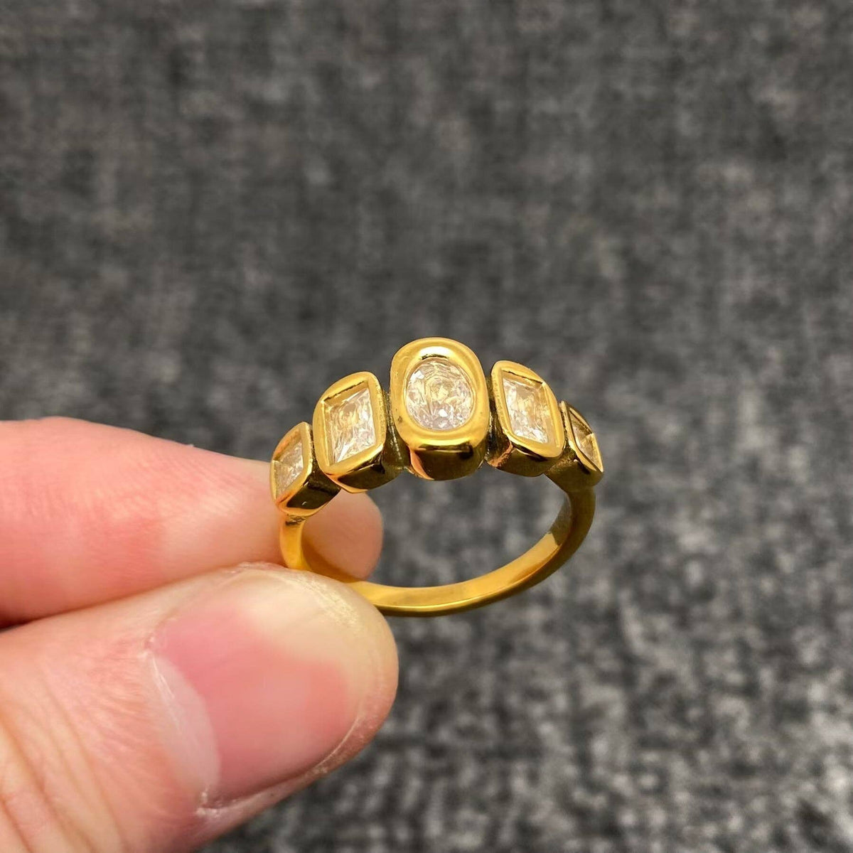 5 Zircons 18K Gold Plated Ring in Gold