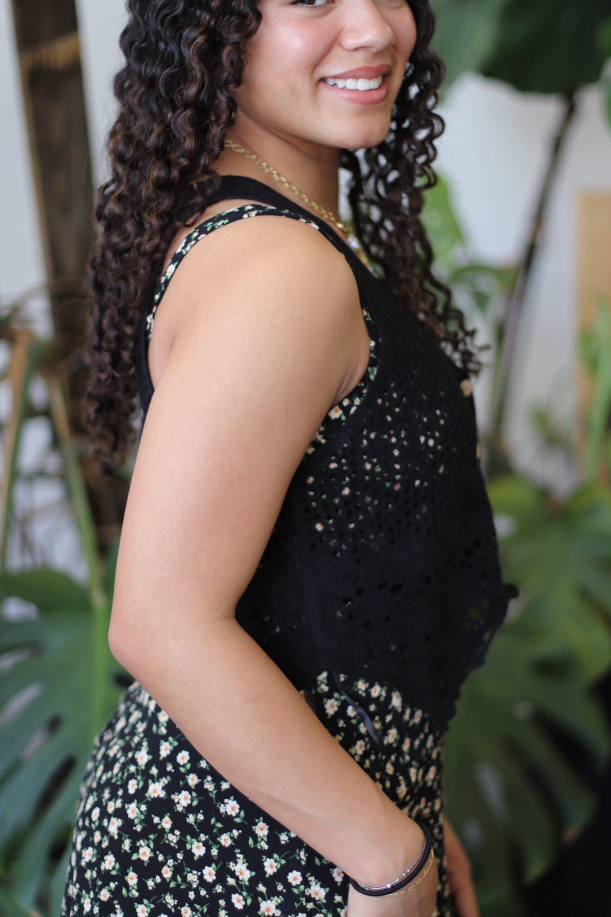 Floral Hem Detail Crochet Knit Vest Black