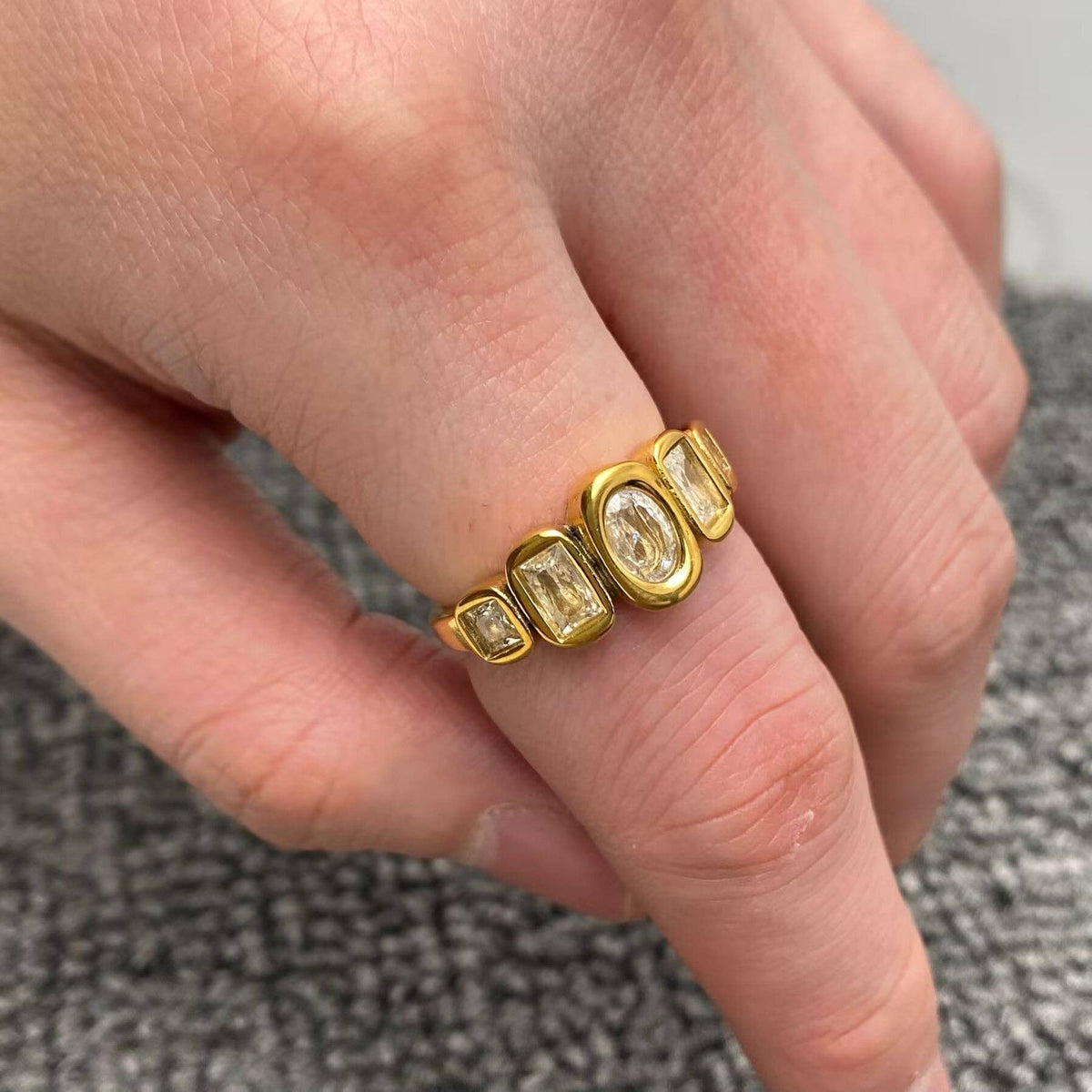 5 Zircons 18K Gold Plated Ring in Gold